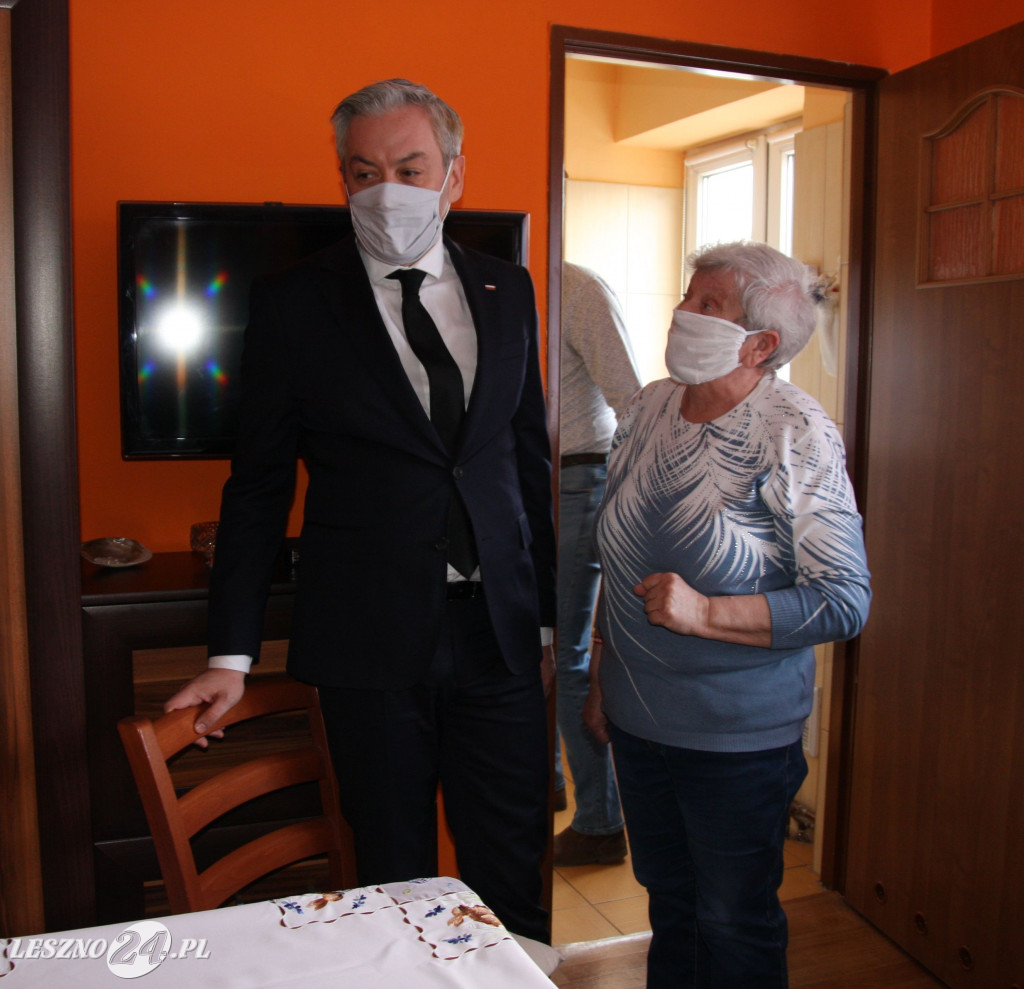 Robert Biedroń z prezentem dla mieszkanki Leszna