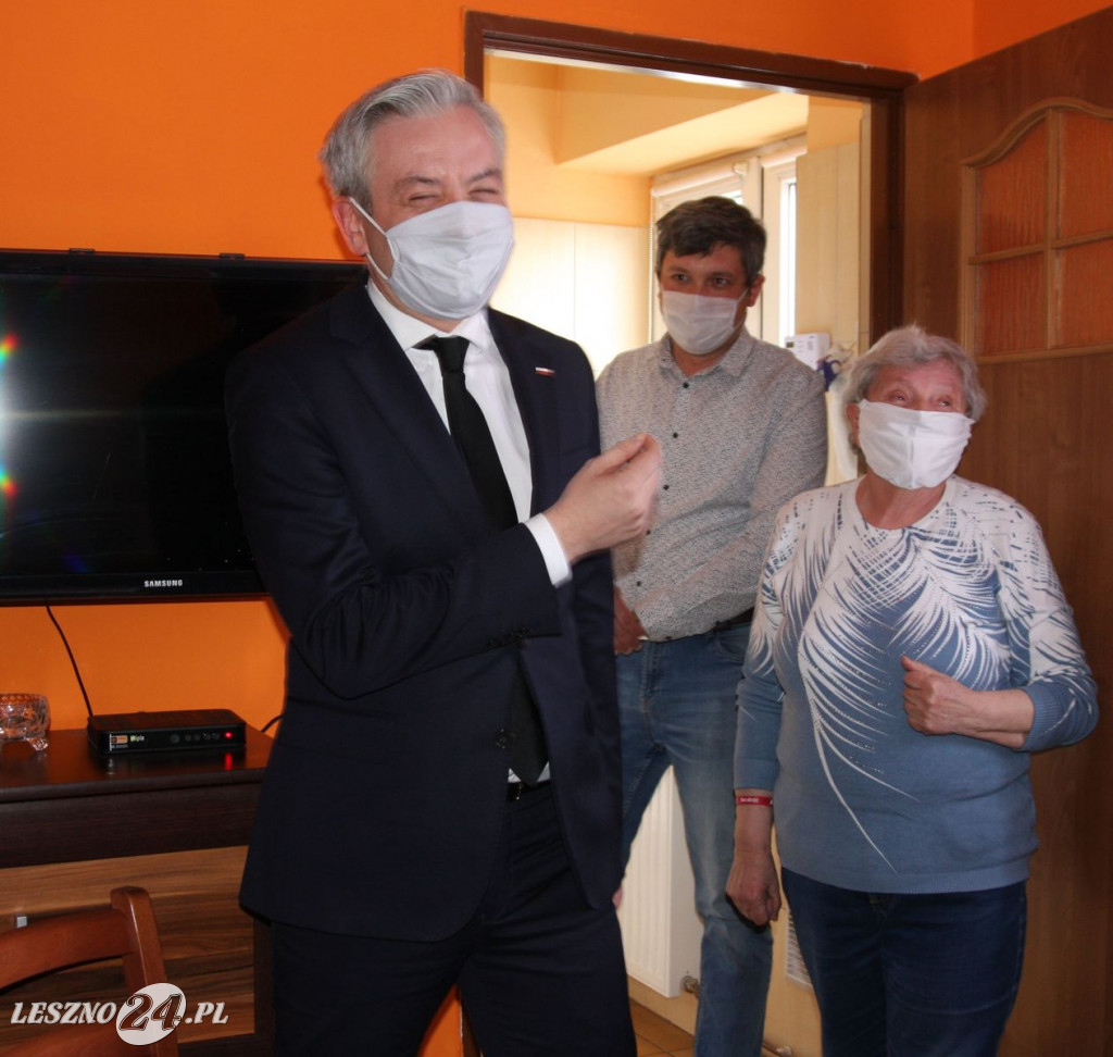 Robert Biedroń z prezentem dla mieszkanki Leszna