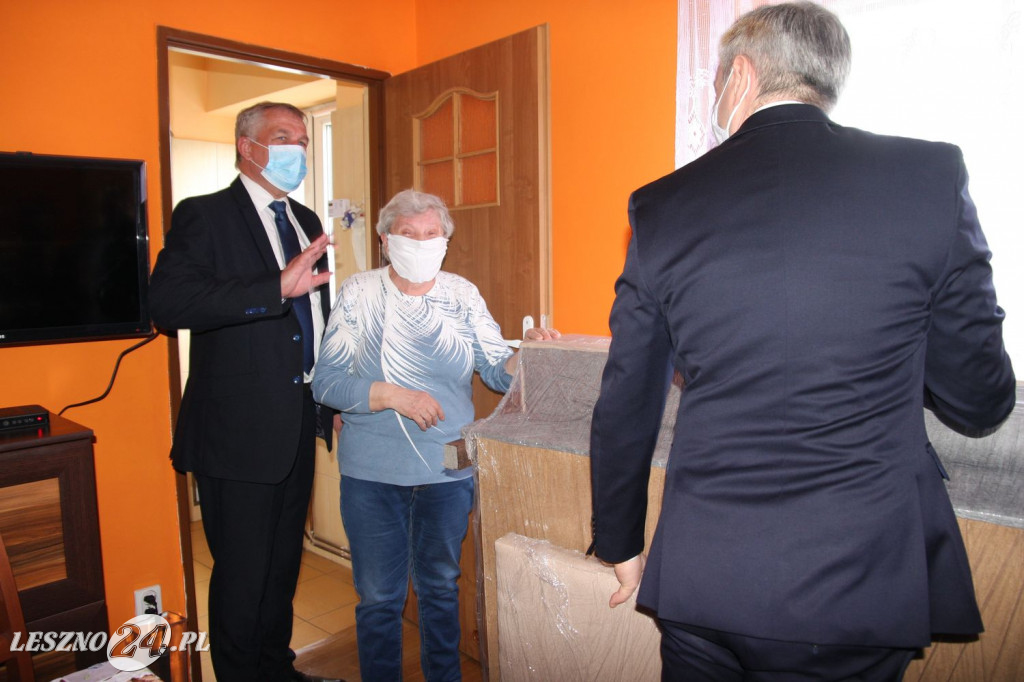 Robert Biedroń z prezentem dla mieszkanki Leszna