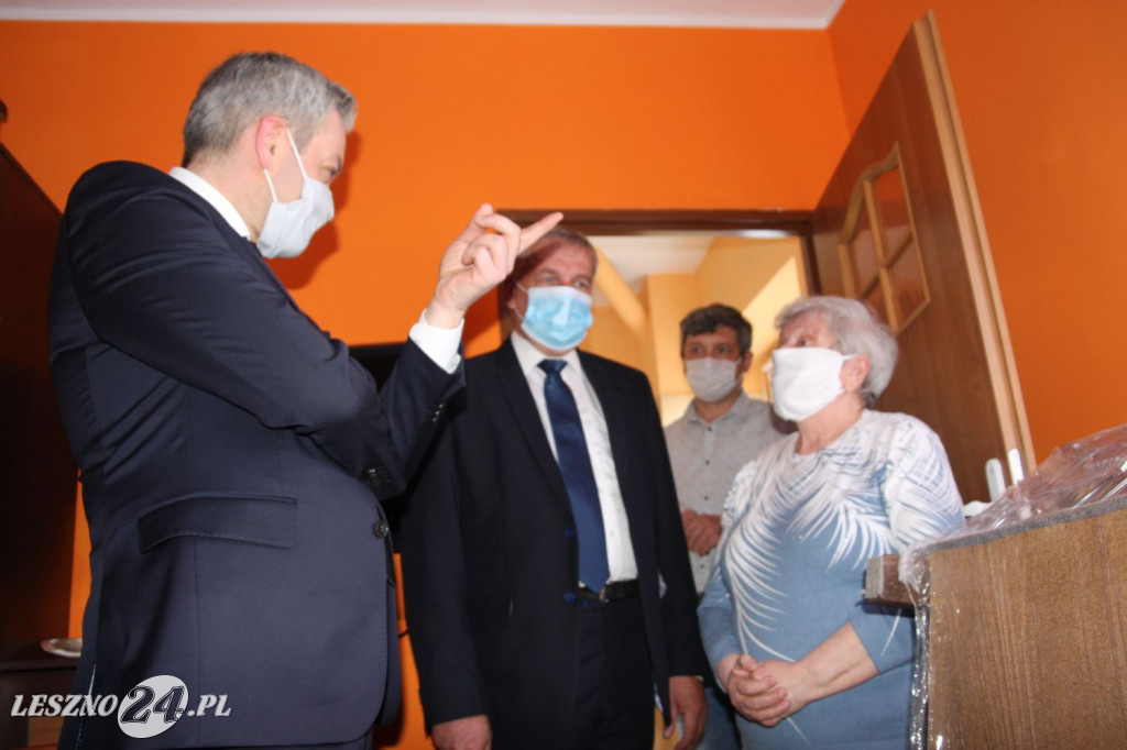 Robert Biedroń z prezentem dla mieszkanki Leszna