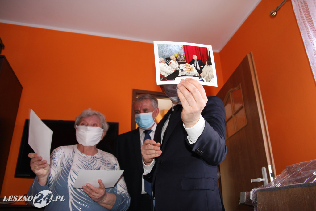 Robert Biedroń z prezentem dla mieszkanki Leszna