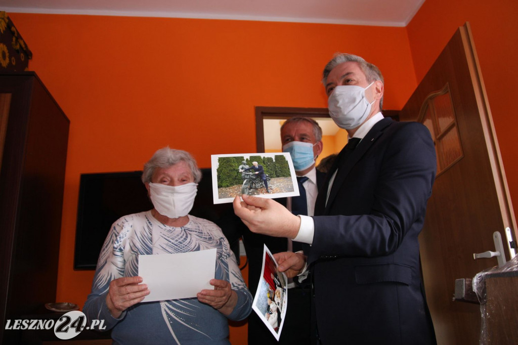 Robert Biedroń z prezentem dla mieszkanki Leszna