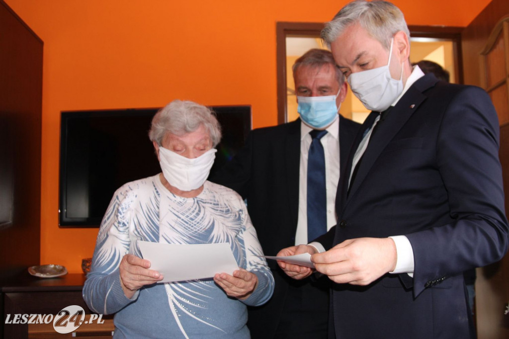 Robert Biedroń z prezentem dla mieszkanki Leszna