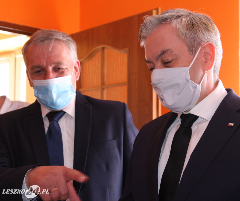 Robert Biedroń z prezentem dla mieszkanki Leszna