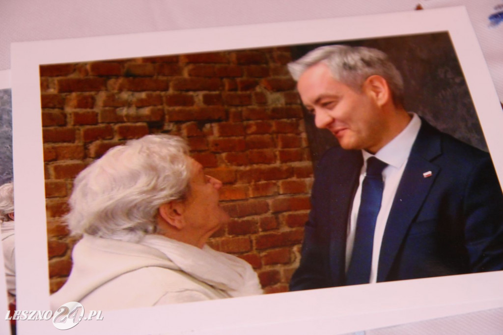 Robert Biedroń z prezentem dla mieszkanki Leszna