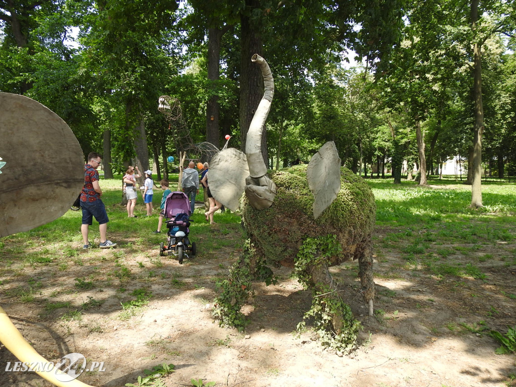 Dinozaur powędrował do parku