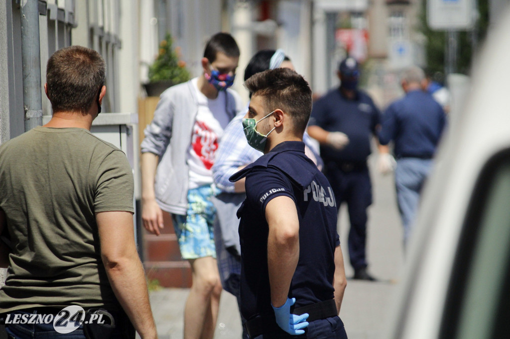 Wypadł, czy wyskoczył z okna? Zginął na miejscu