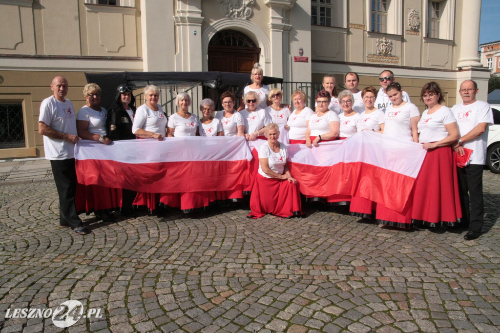 Taniec z flagami w różnych częściach Leszna