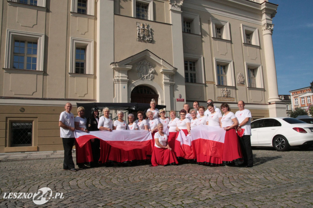 Taniec z flagami w różnych częściach Leszna