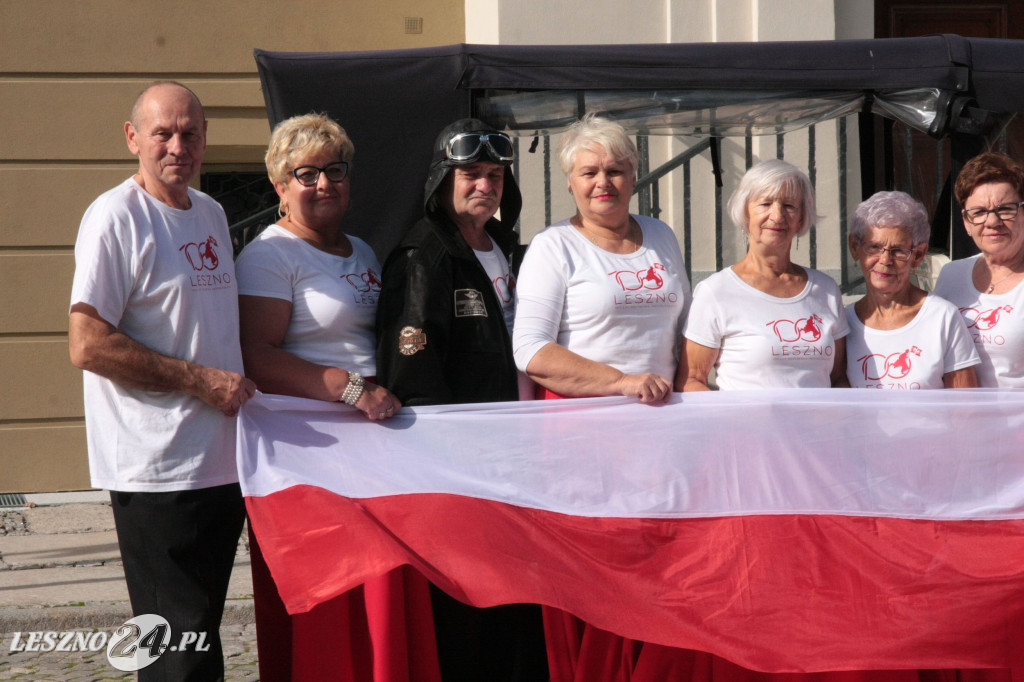 Taniec z flagami w różnych częściach Leszna