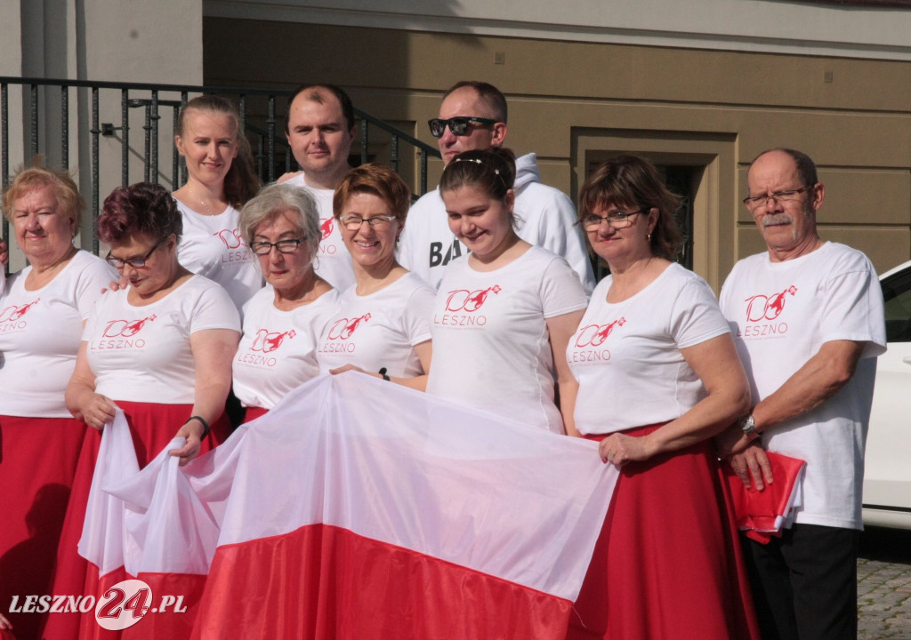 Taniec z flagami w różnych częściach Leszna
