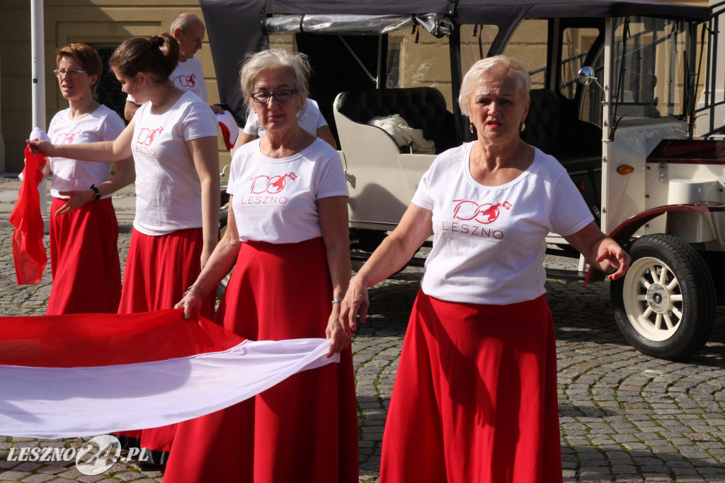 Taniec z flagami w różnych częściach Leszna