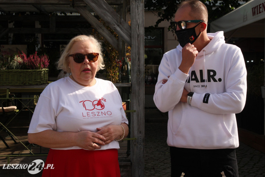 Taniec z flagami w różnych częściach Leszna