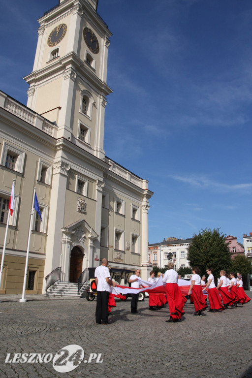 Taniec z flagami w różnych częściach Leszna