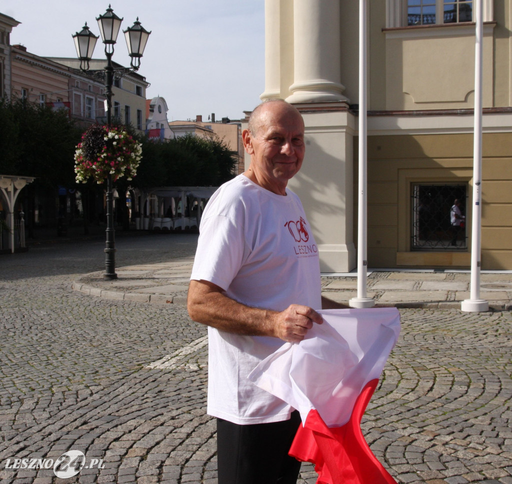 Taniec z flagami w różnych częściach Leszna