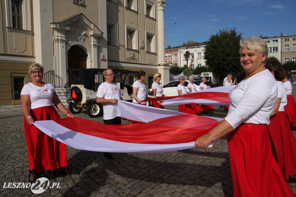 Taniec z flagami w różnych częściach Leszna