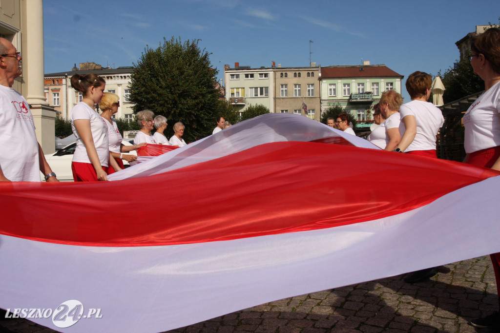 Taniec z flagami w różnych częściach Leszna
