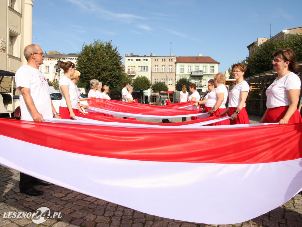 Taniec z flagami w różnych częściach Leszna