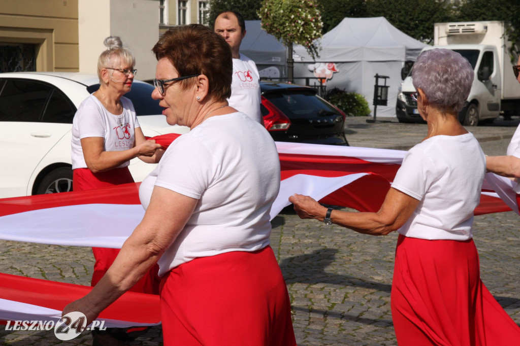Taniec z flagami w różnych częściach Leszna
