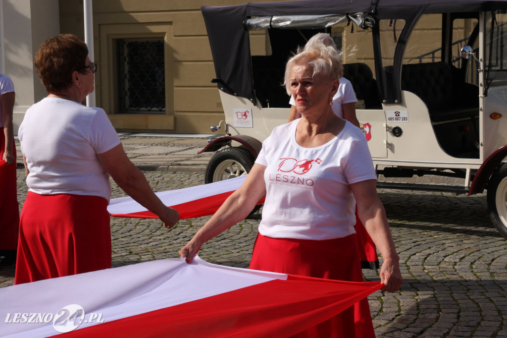 Taniec z flagami w różnych częściach Leszna