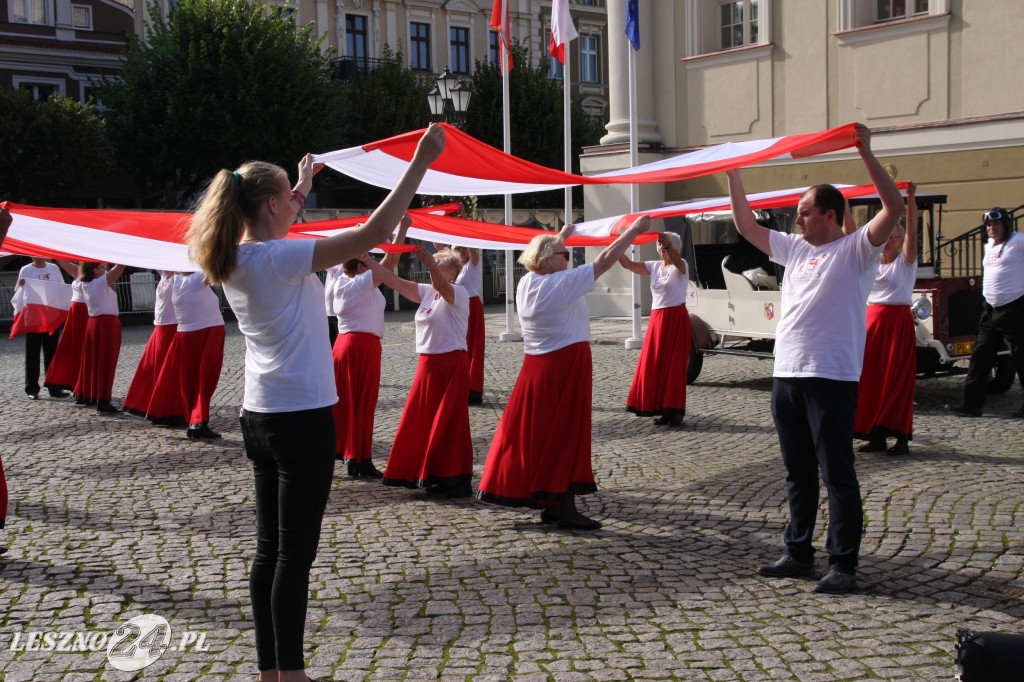 Taniec z flagami w różnych częściach Leszna