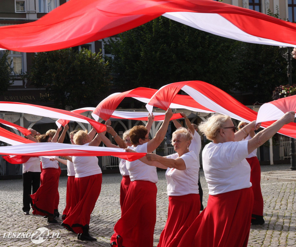 Taniec z flagami w różnych częściach Leszna