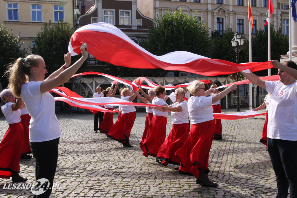Taniec z flagami w różnych częściach Leszna