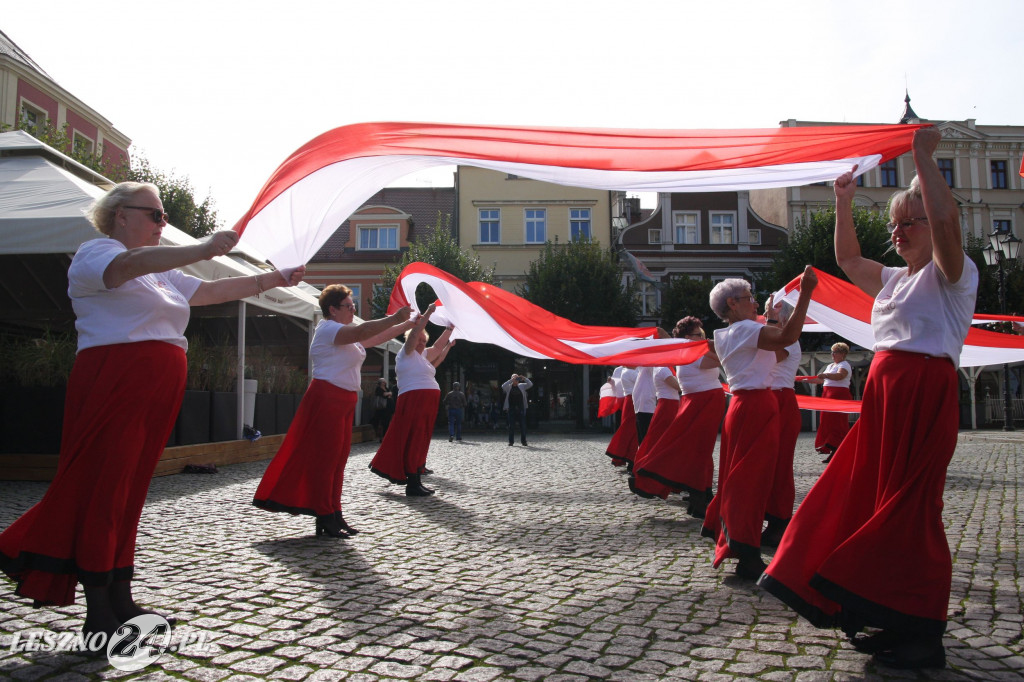 Taniec z flagami w różnych częściach Leszna