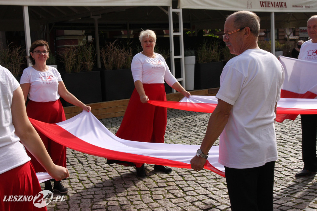 Taniec z flagami w różnych częściach Leszna