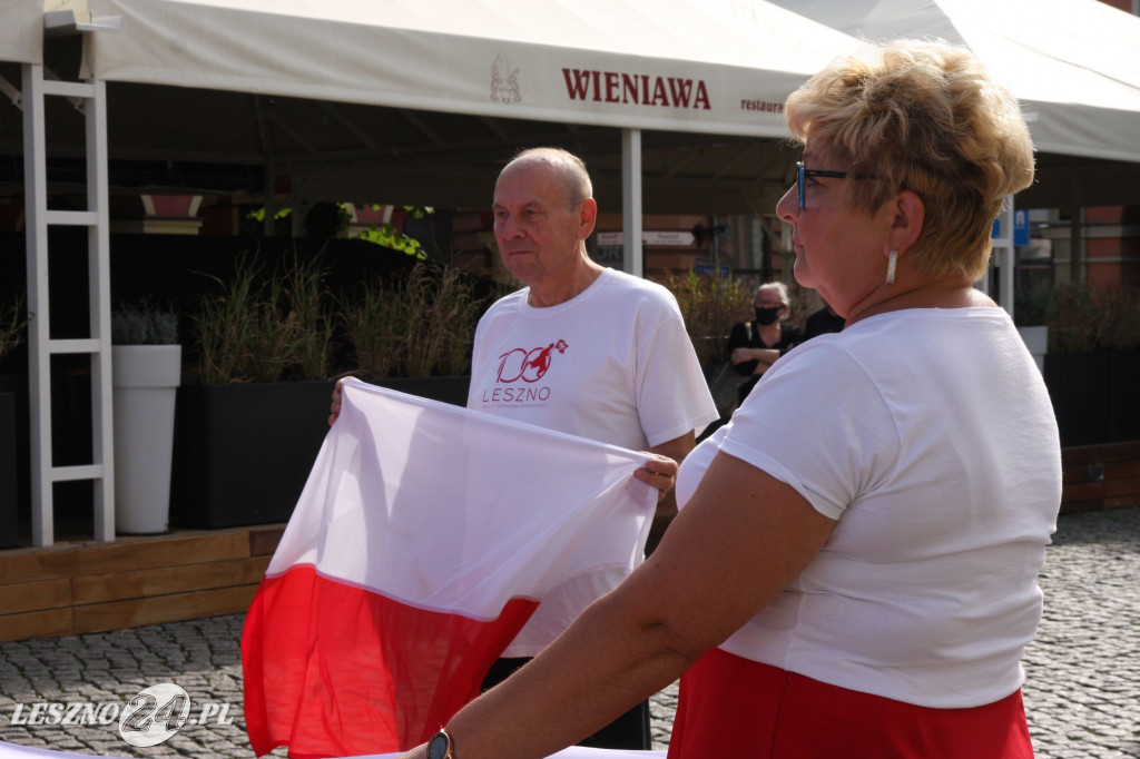 Taniec z flagami w różnych częściach Leszna