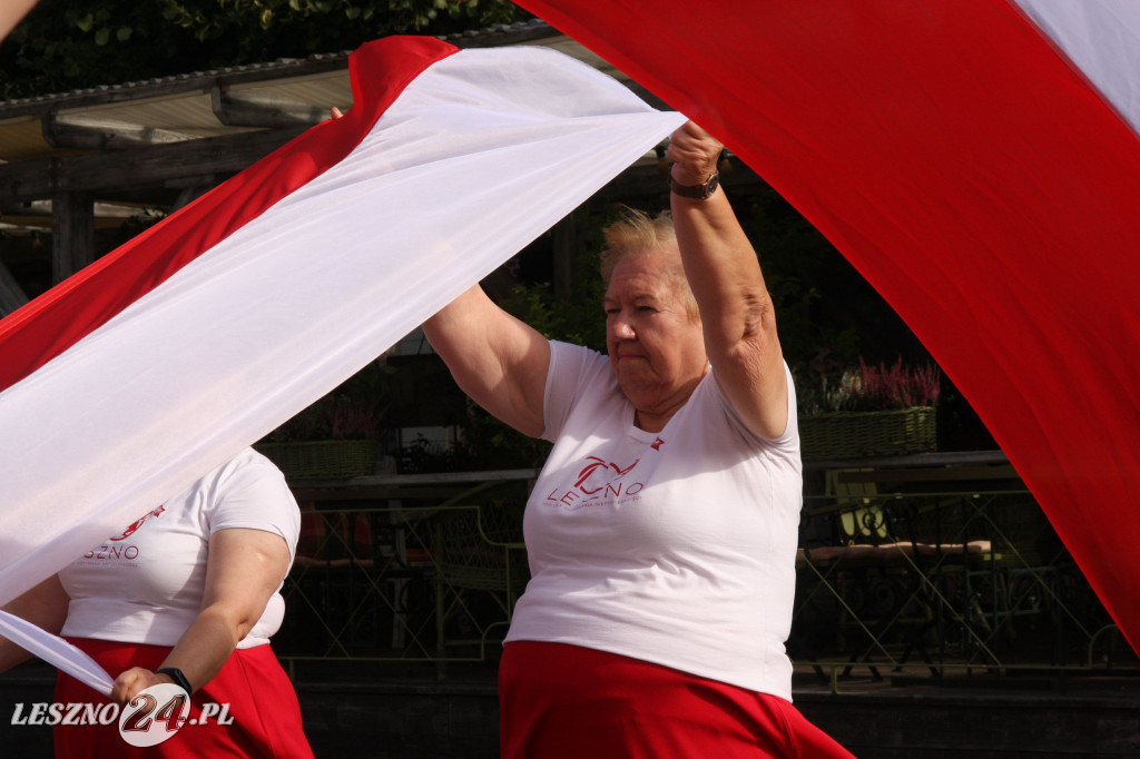 Taniec z flagami w różnych częściach Leszna