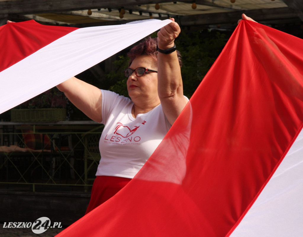 Taniec z flagami w różnych częściach Leszna