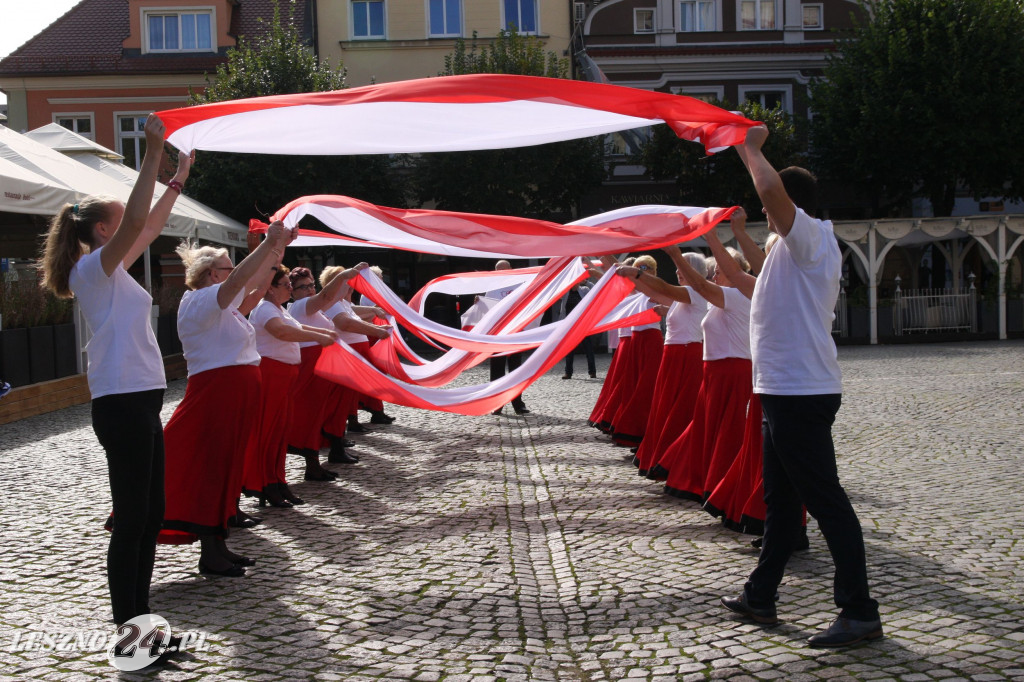 Taniec z flagami w różnych częściach Leszna