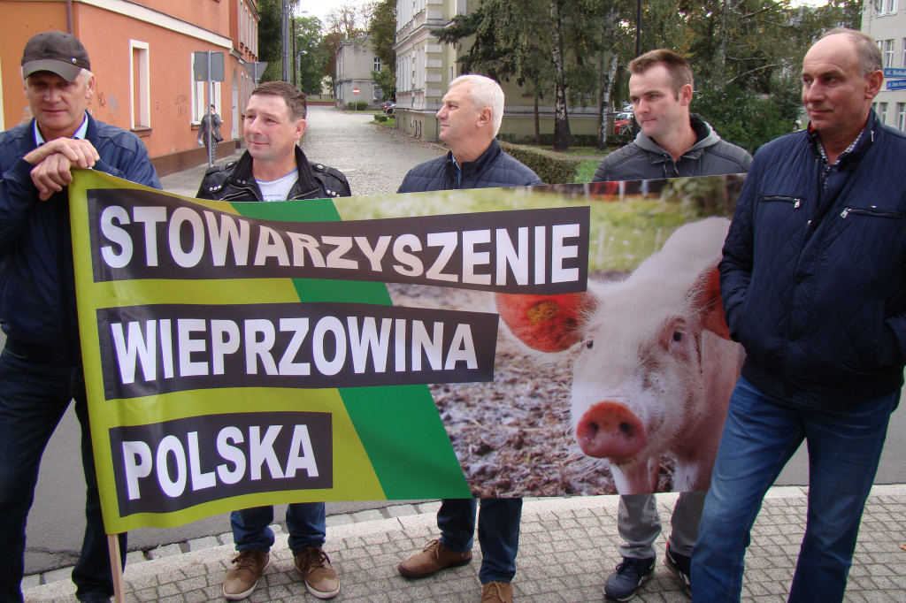 Pikieta rolników pod biurami posłów w Lesznie