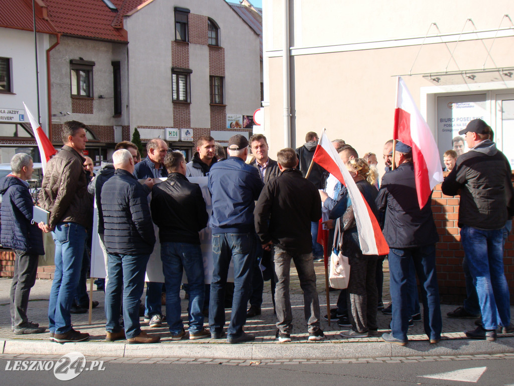 Pikieta rolników pod biurami posłów w Lesznie
