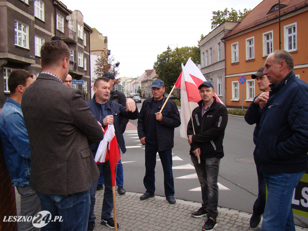 Pikieta rolników pod biurami posłów w Lesznie