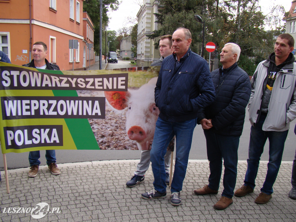 Pikieta rolników pod biurami posłów w Lesznie