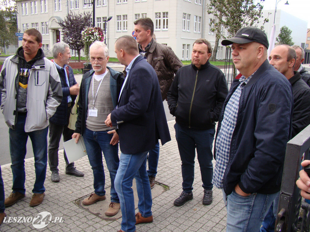 Pikieta rolników pod biurami posłów w Lesznie