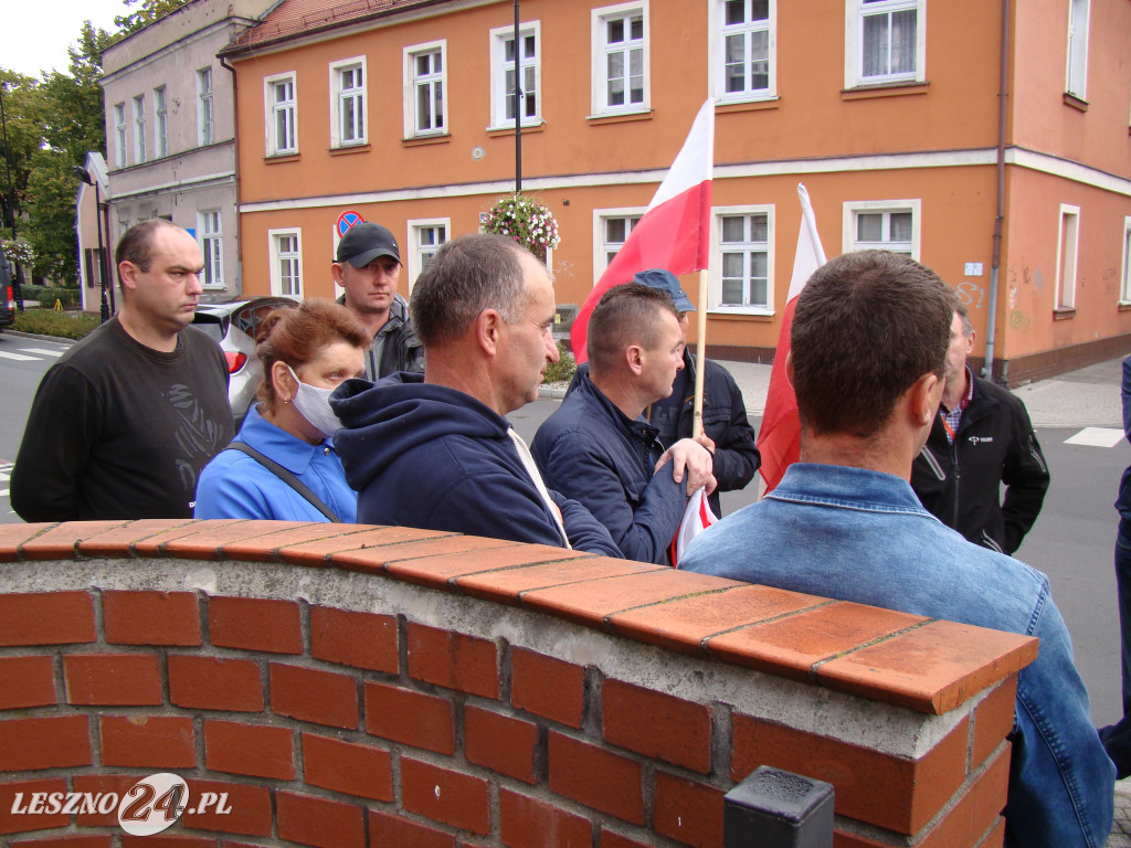Pikieta rolników pod biurami posłów w Lesznie