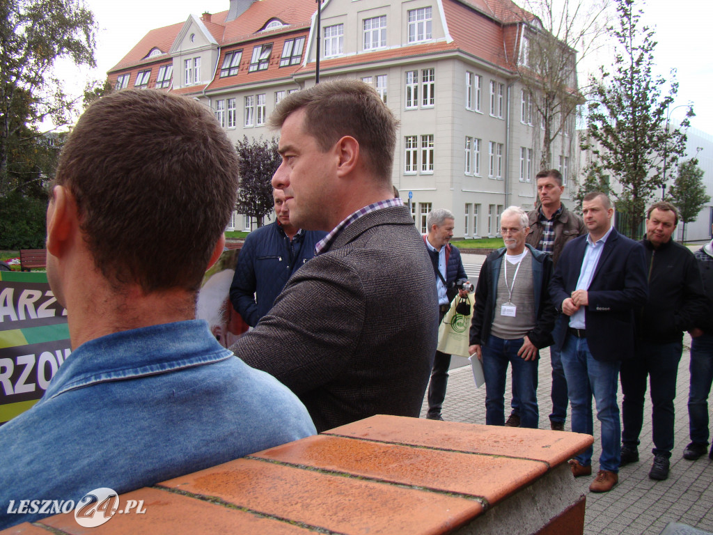 Pikieta rolników pod biurami posłów w Lesznie