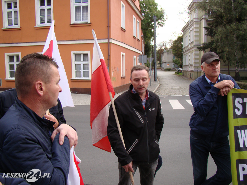 Pikieta rolników pod biurami posłów w Lesznie