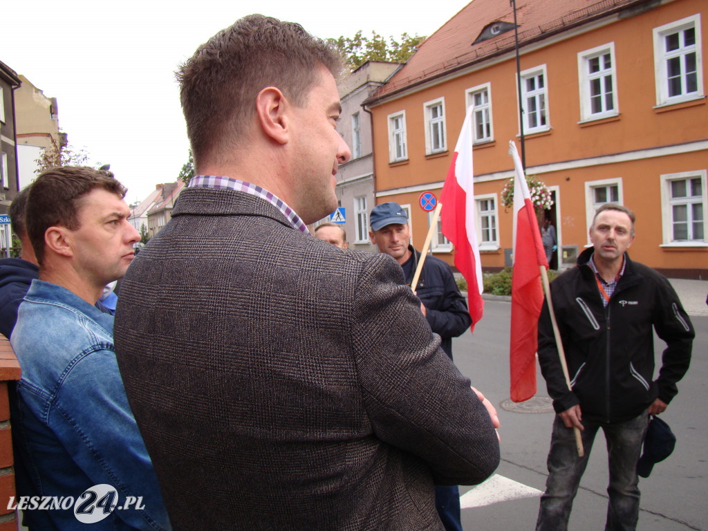 Pikieta rolników pod biurami posłów w Lesznie