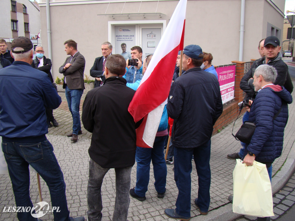 Pikieta rolników pod biurami posłów w Lesznie