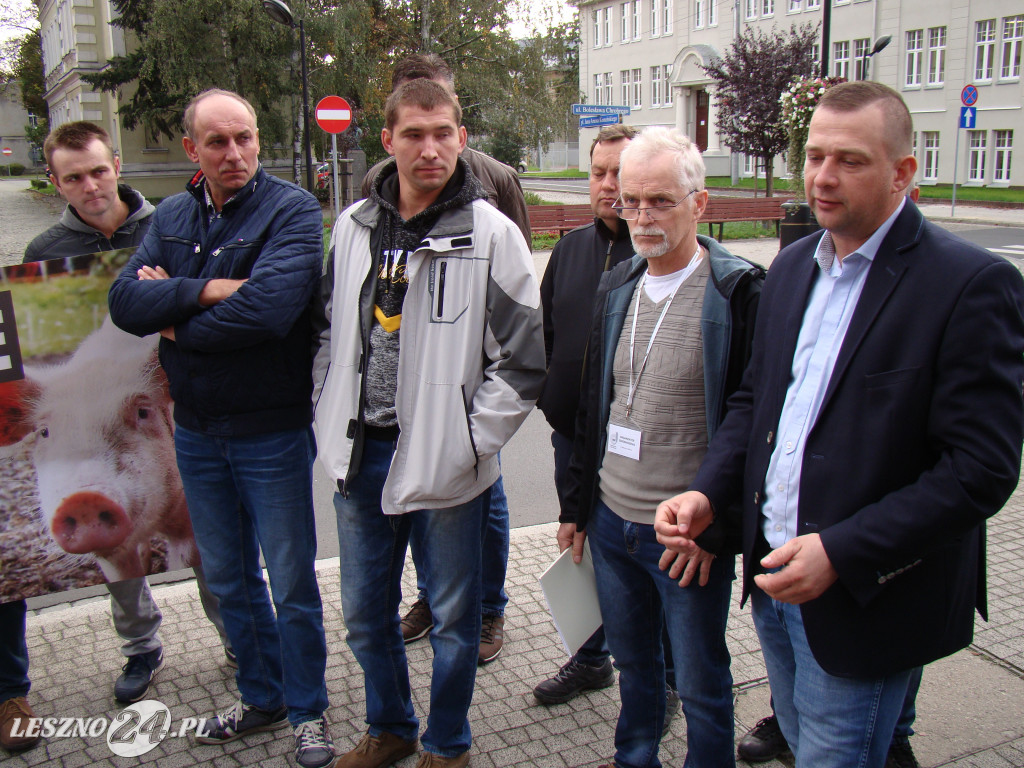 Pikieta rolników pod biurami posłów w Lesznie