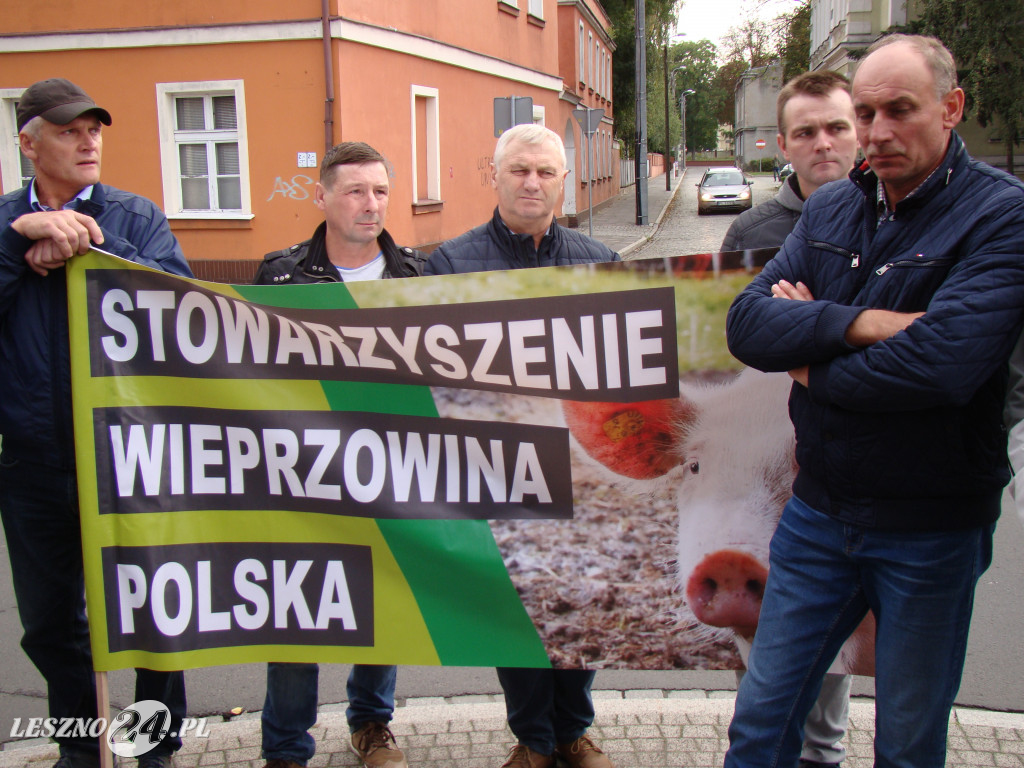 Pikieta rolników pod biurami posłów w Lesznie