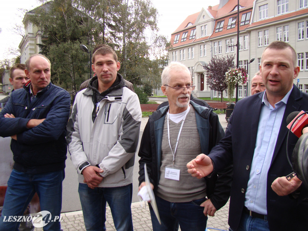 Pikieta rolników pod biurami posłów w Lesznie
