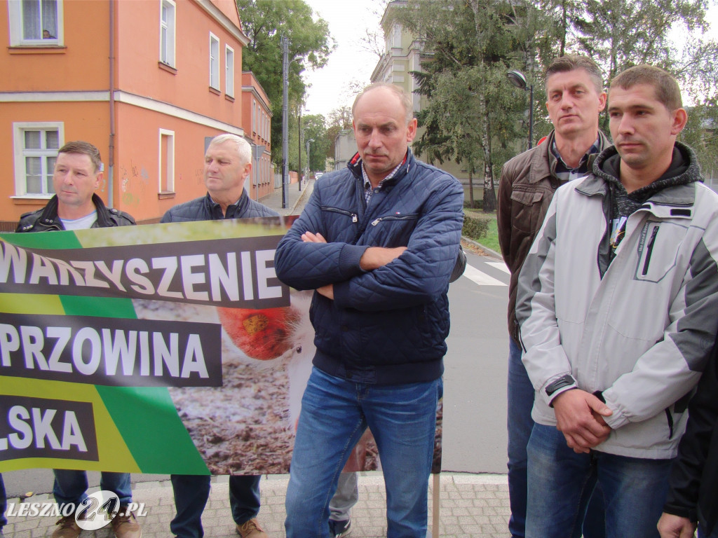 Pikieta rolników pod biurami posłów w Lesznie