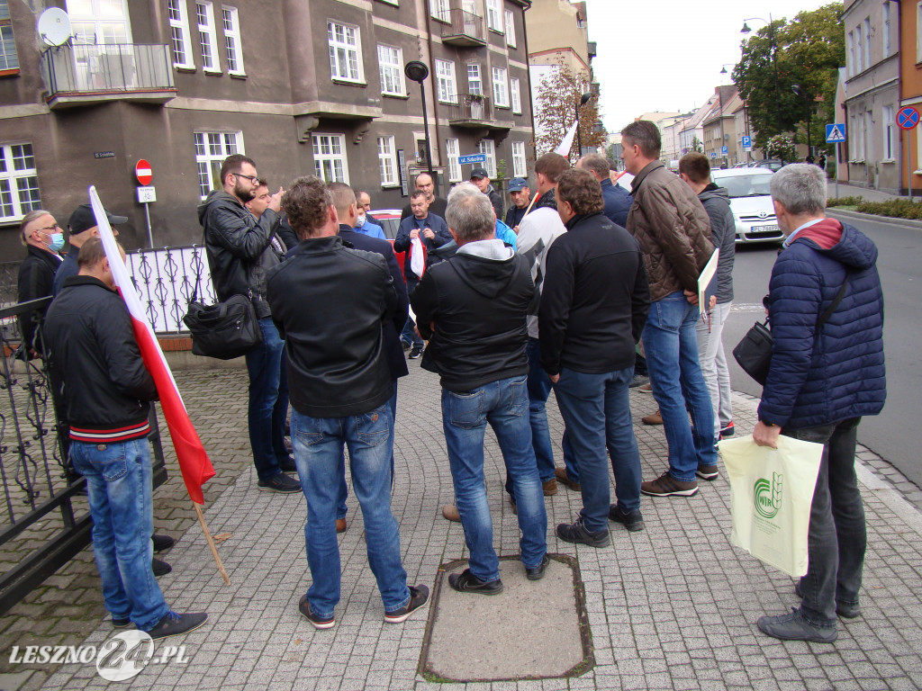 Pikieta rolników pod biurami posłów w Lesznie