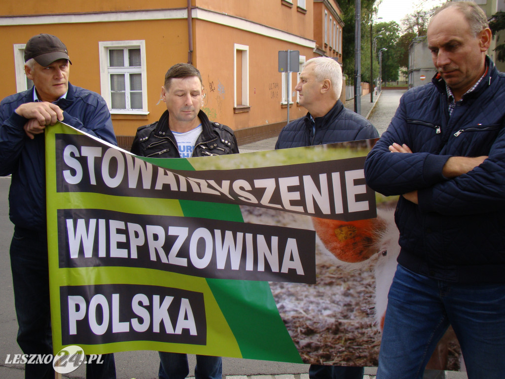 Pikieta rolników pod biurami posłów w Lesznie