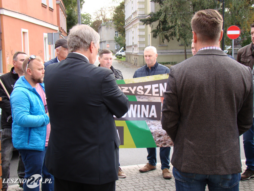 Pikieta rolników pod biurami posłów w Lesznie